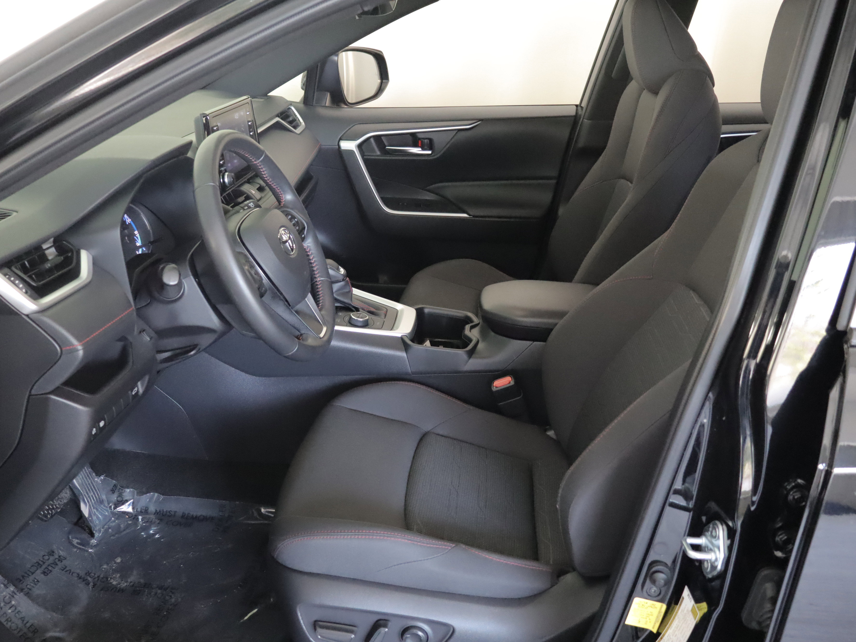 Used 2022 Toyota RAV4 SE image 7