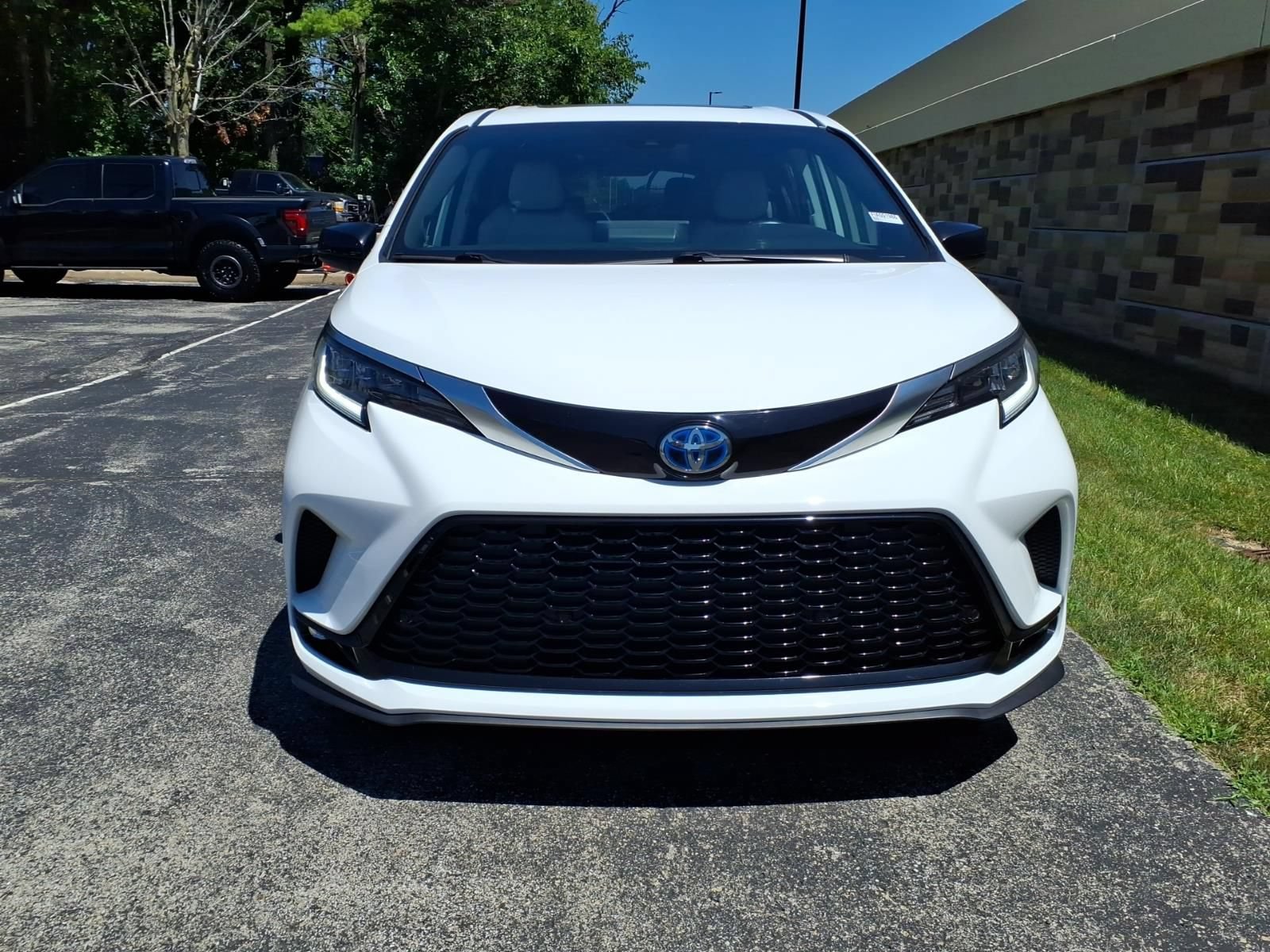 Used 2021 Toyota Sienna XSE AWD/4WD image 3