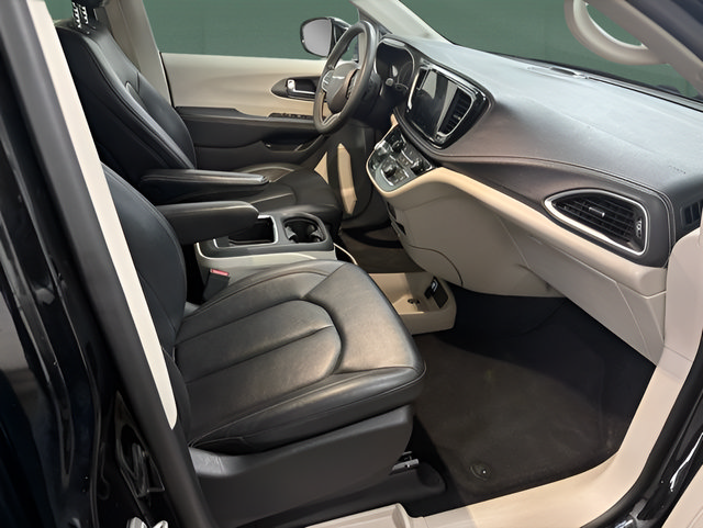 Used 2024 Chrysler Pacifica Limited FWD image 18