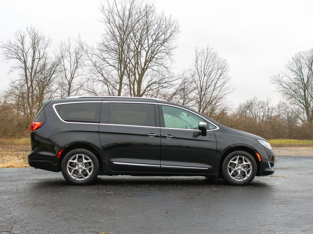 Used 2018 Chrysler Pacifica Limited image 3