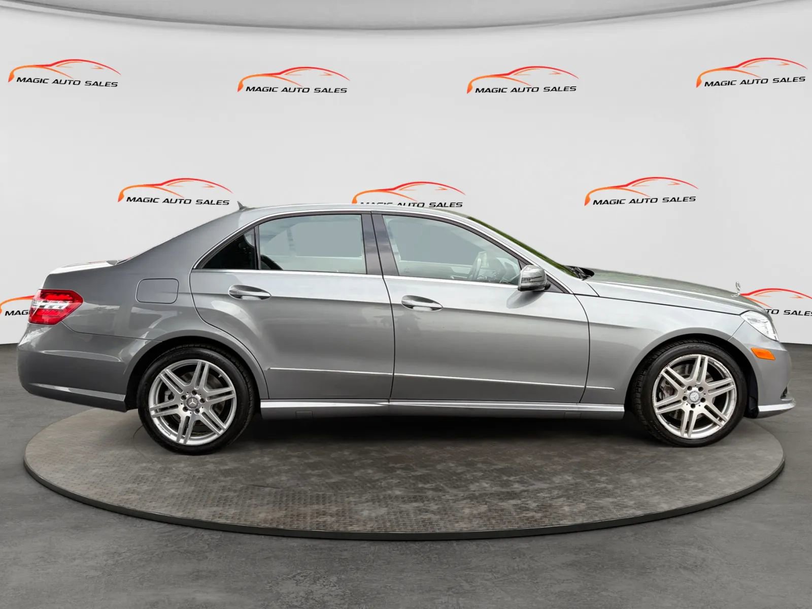 Used 2010 Mercedes-Benz E 550 4MATIC Sedan image 6
