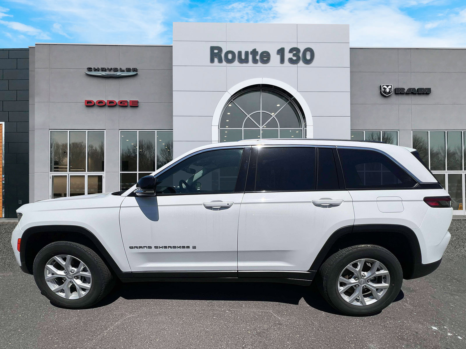 Used 2023 Jeep Grand Cherokee Limited AWD/4WD image 5