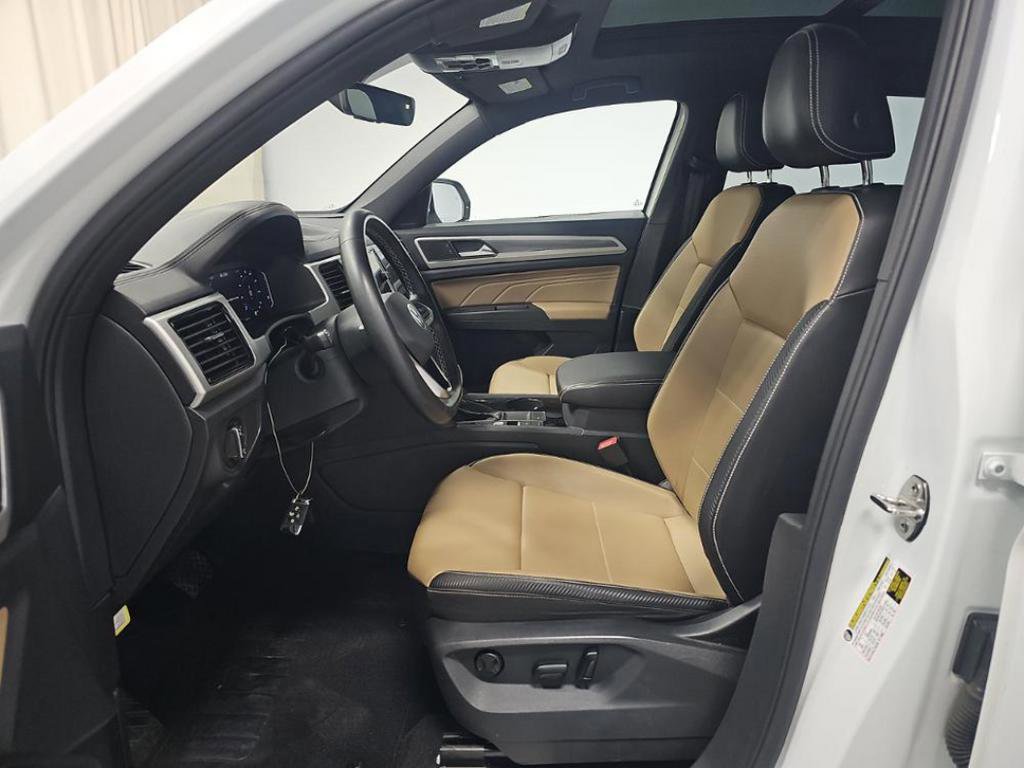 Used 2022 Volkswagen Atlas Cross Sport SE w/ Panoramic Sunroof Package FWD image 4
