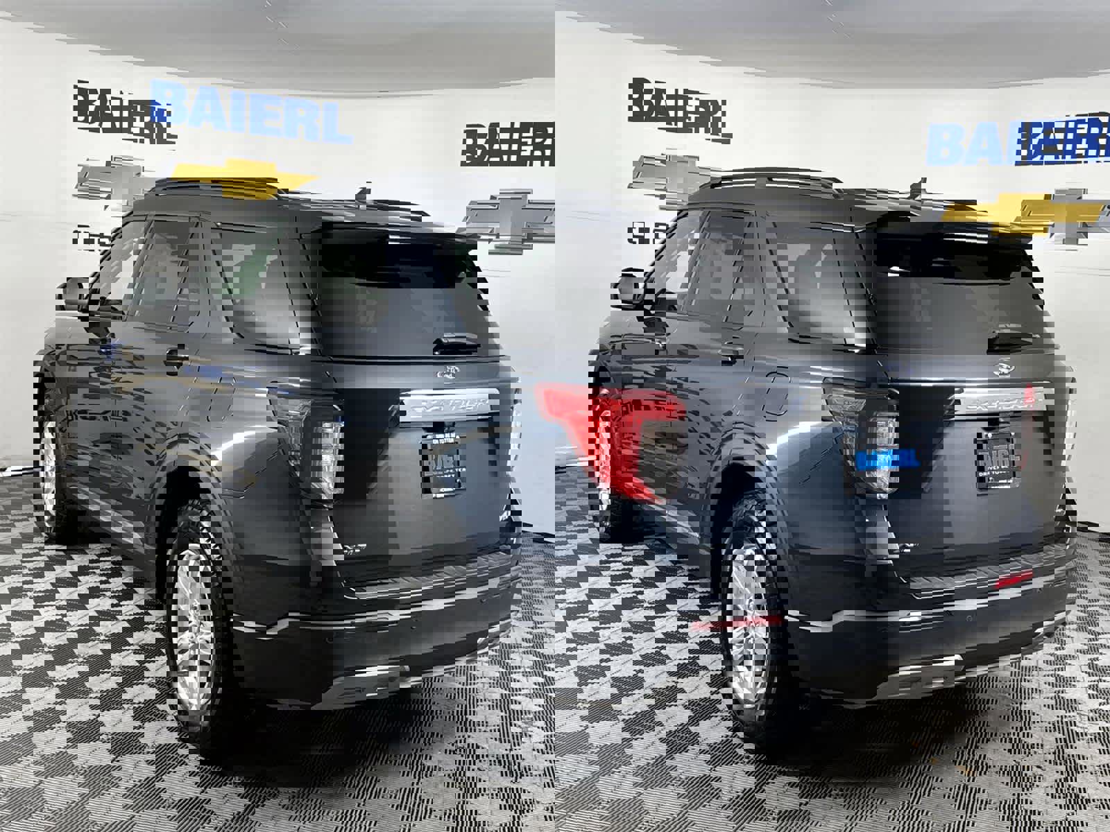 Used 2022 Ford Explorer XLT w/ Equipment Group 202A image 3