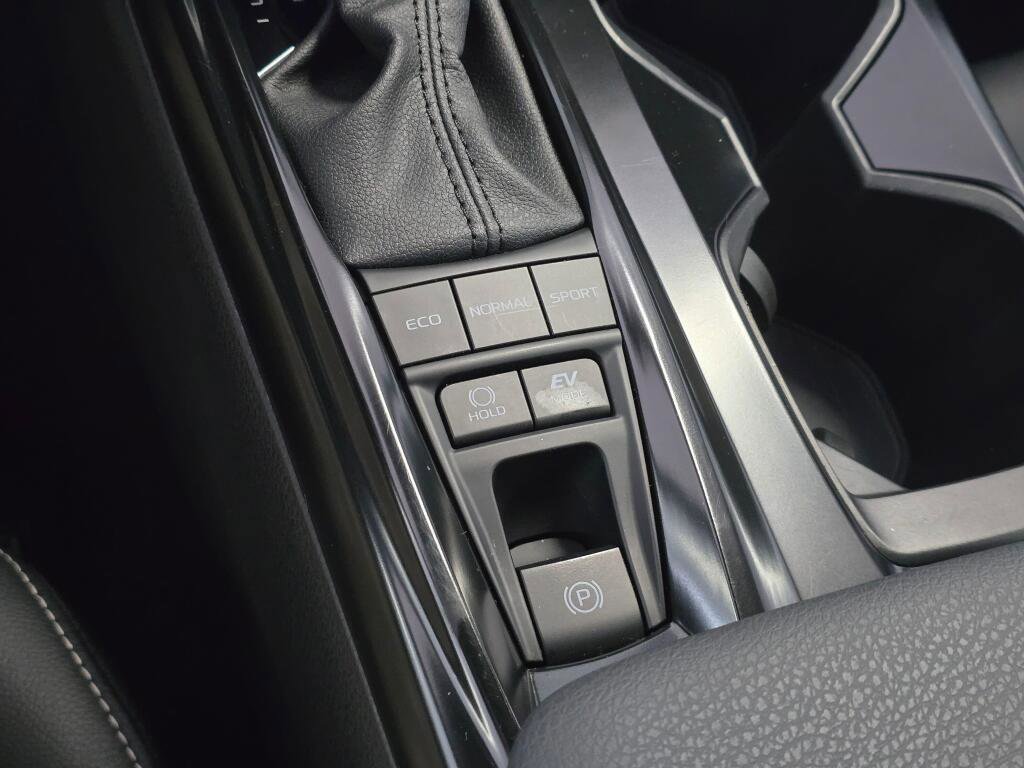 Used 2025 Toyota Camry SE image 36