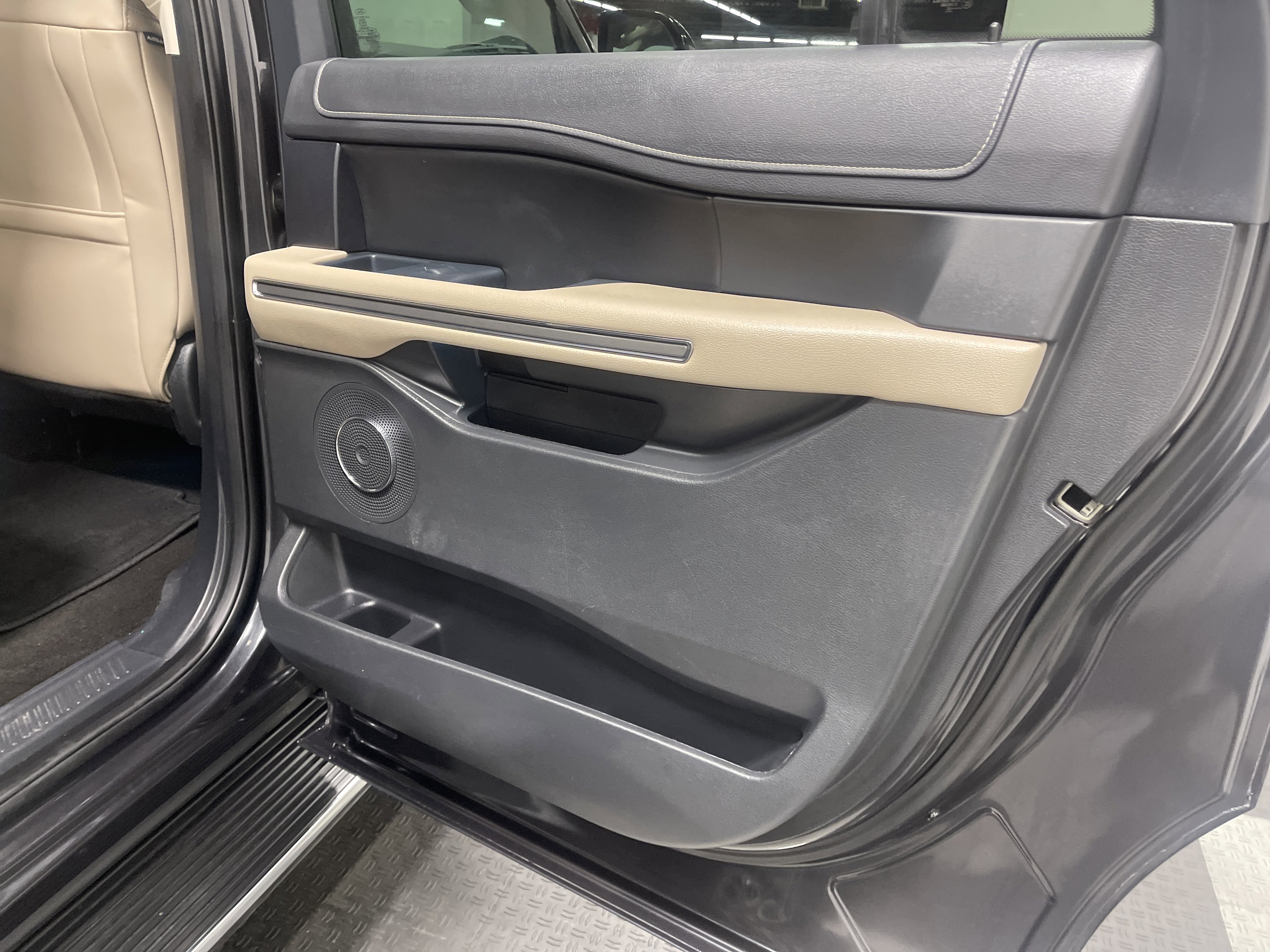 Used 2023 Ford Expedition Max XLT image 19