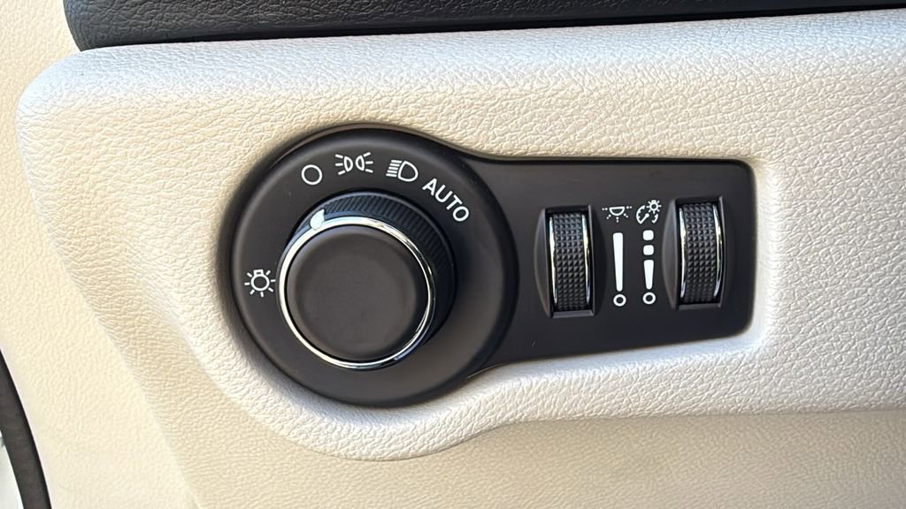 Used 2022 Chrysler Voyager LX image 20