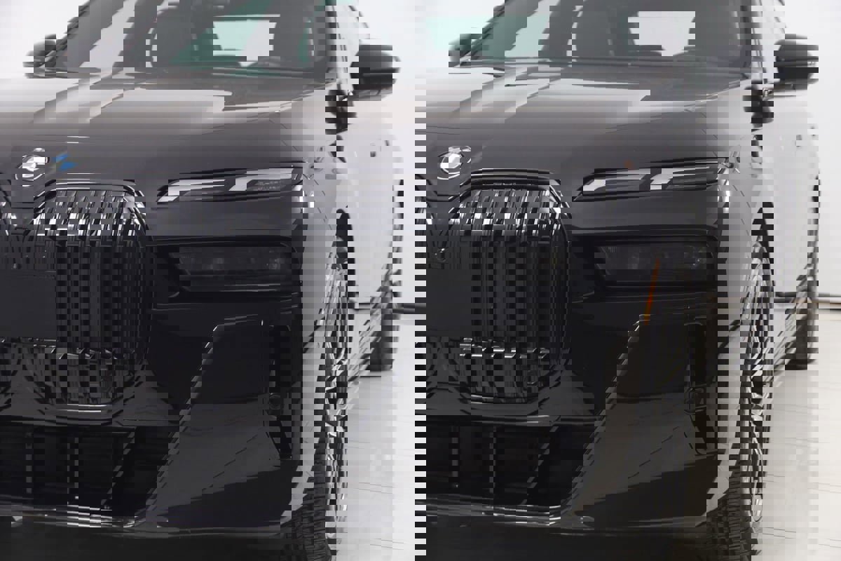 Used 2023 BMW 740i w/ Parking Assistance Package image 78