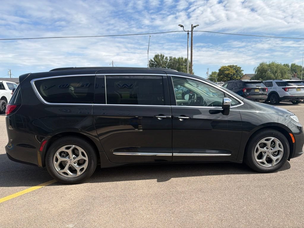 Used 2023 Chrysler Pacifica Limited FWD image 5