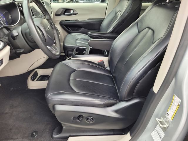 Used 2024 Chrysler Pacifica Touring-L image 15