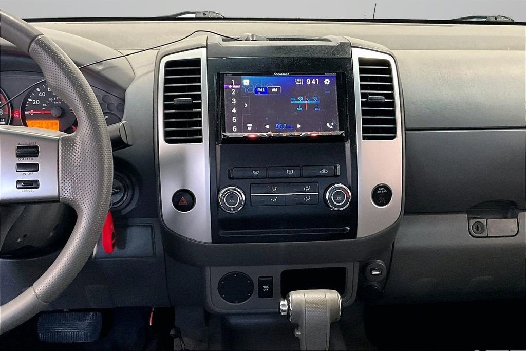 Used 2010 Nissan Frontier SE image 10