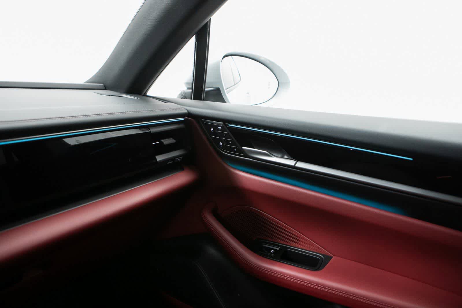Certified 2025 Porsche Macan 4S Electric AWD/4WD image 24