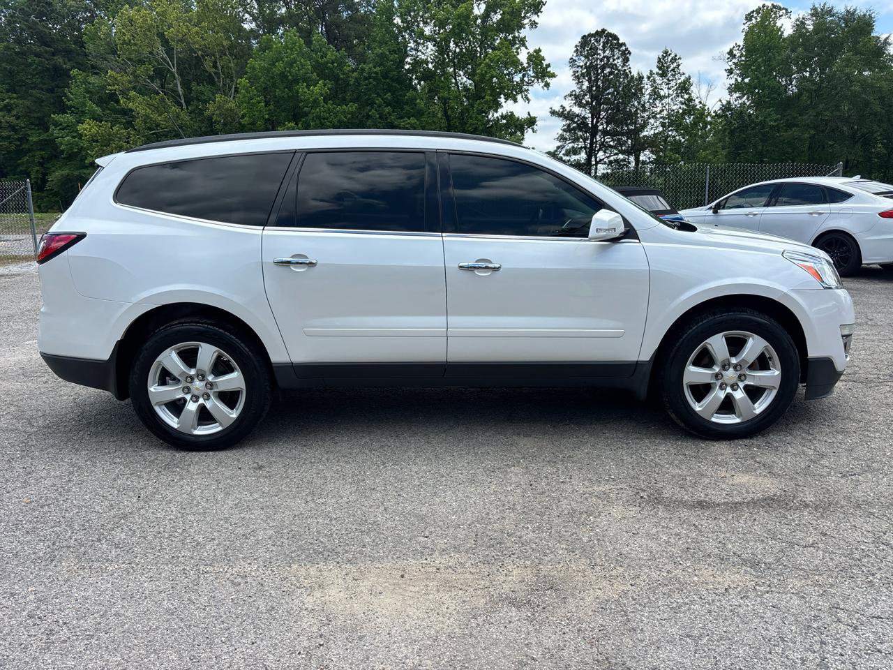 Used 2016 Chevrolet Traverse LT w/ Style and Technology Package FWD image 2
