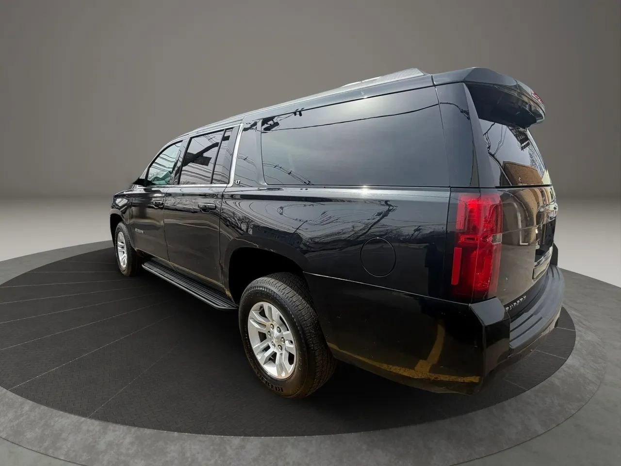 Used 2018 Chevrolet Suburban LT image 7