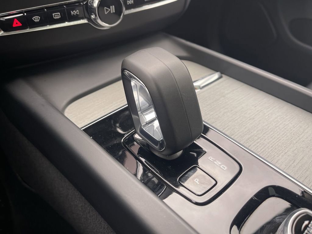 Used 2025 Volvo XC60 B5 Plus image 34