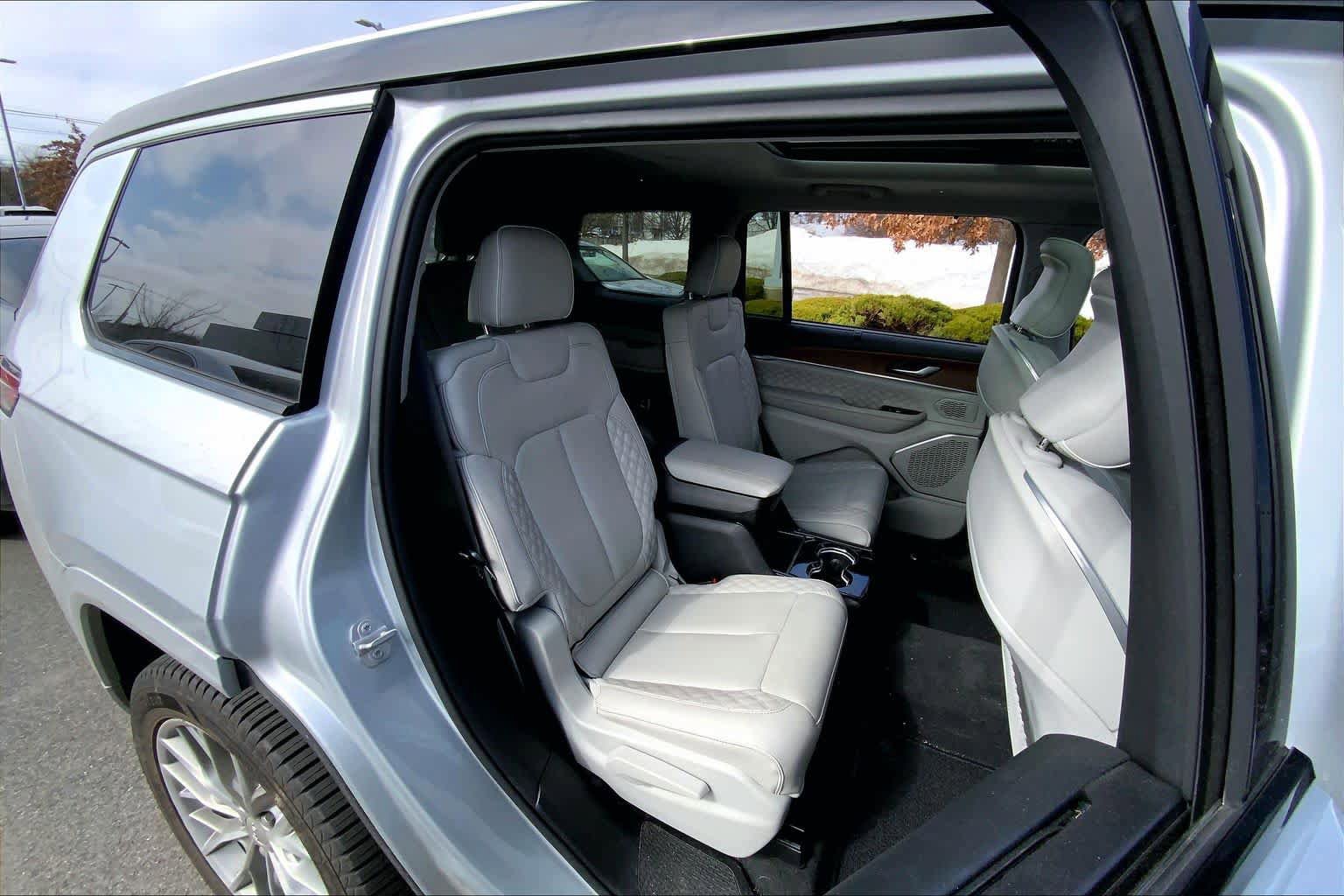Used 2023 Jeep Grand Cherokee L Summit w/ Luxury Tech Group V image 20