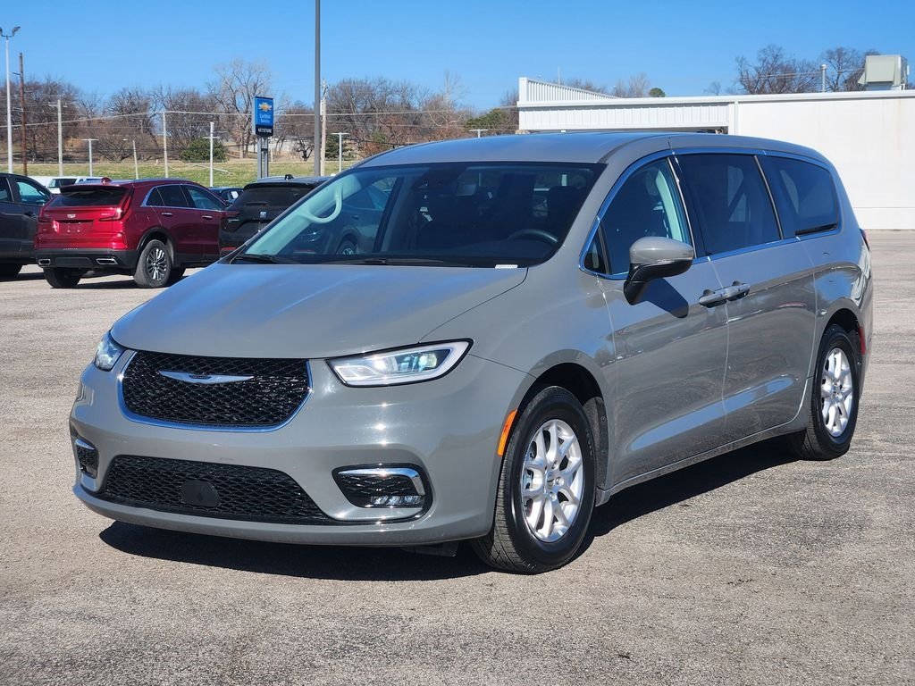 Used 2023 Chrysler Pacifica Touring-L image 3