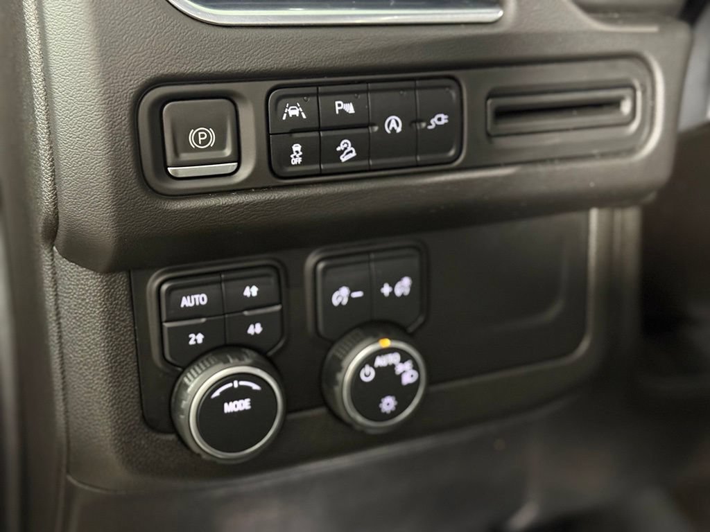 Used 2021 Chevrolet Tahoe Z71 w/ Luxury Package AWD/4WD image 19