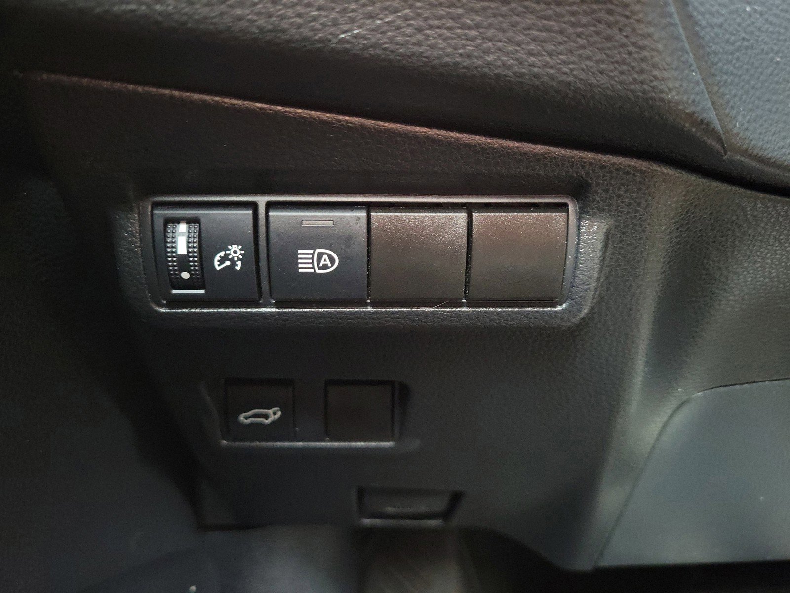 Used 2022 Toyota Corolla Cross XLE w/ Convenience Package AWD/4WD image 22