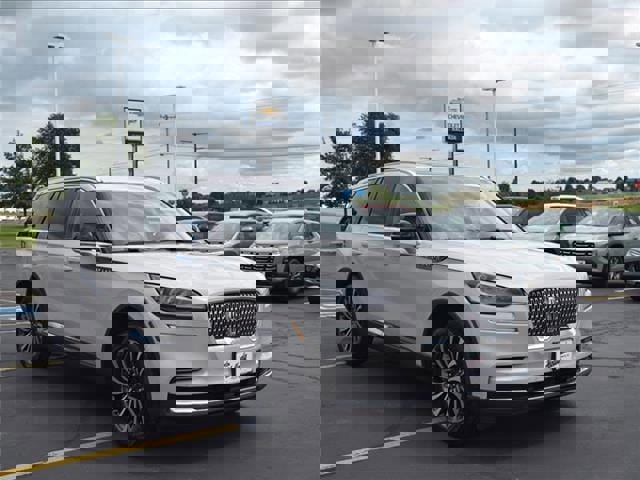 Used 2023 Lincoln Aviator Reserve image 3