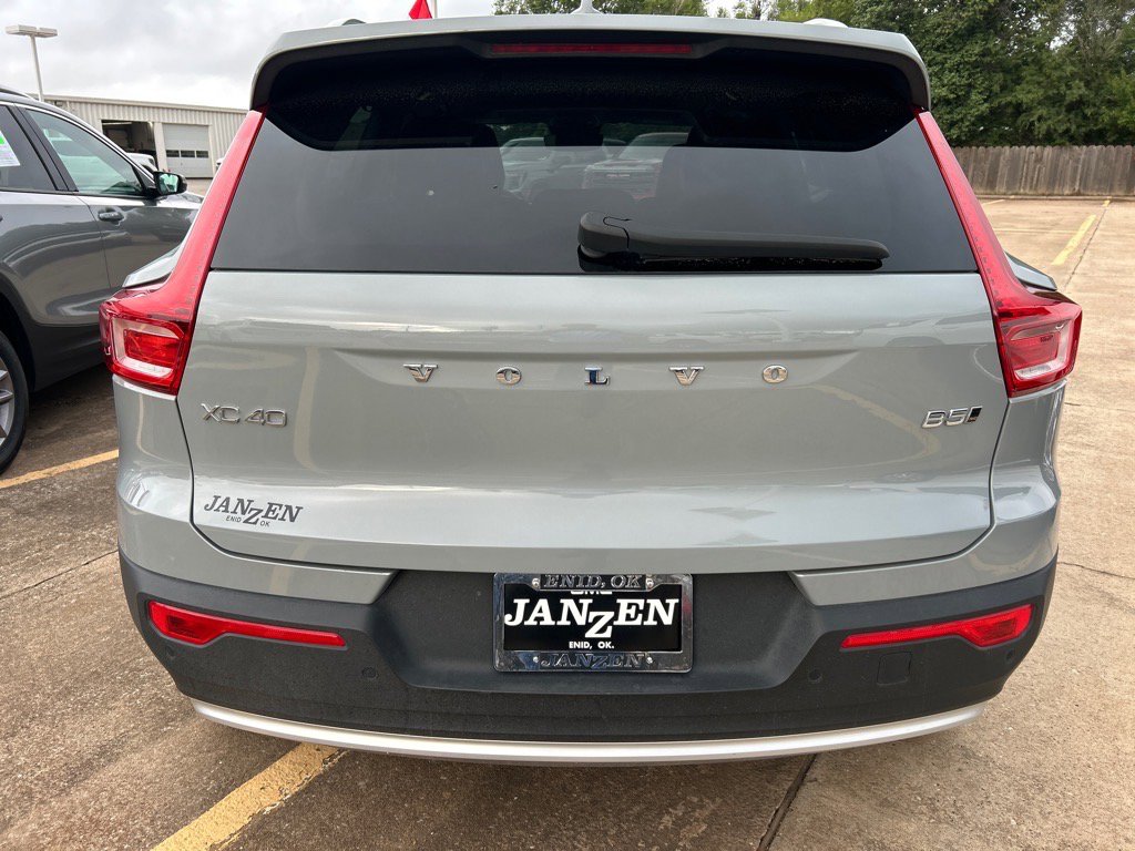 Used 2024 Volvo XC40 B5 Core image 5