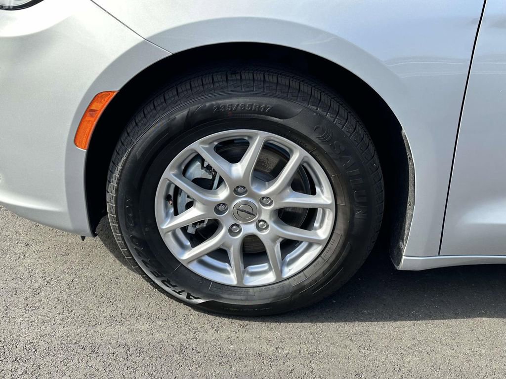 Used 2024 Chrysler Pacifica Touring-L image 30