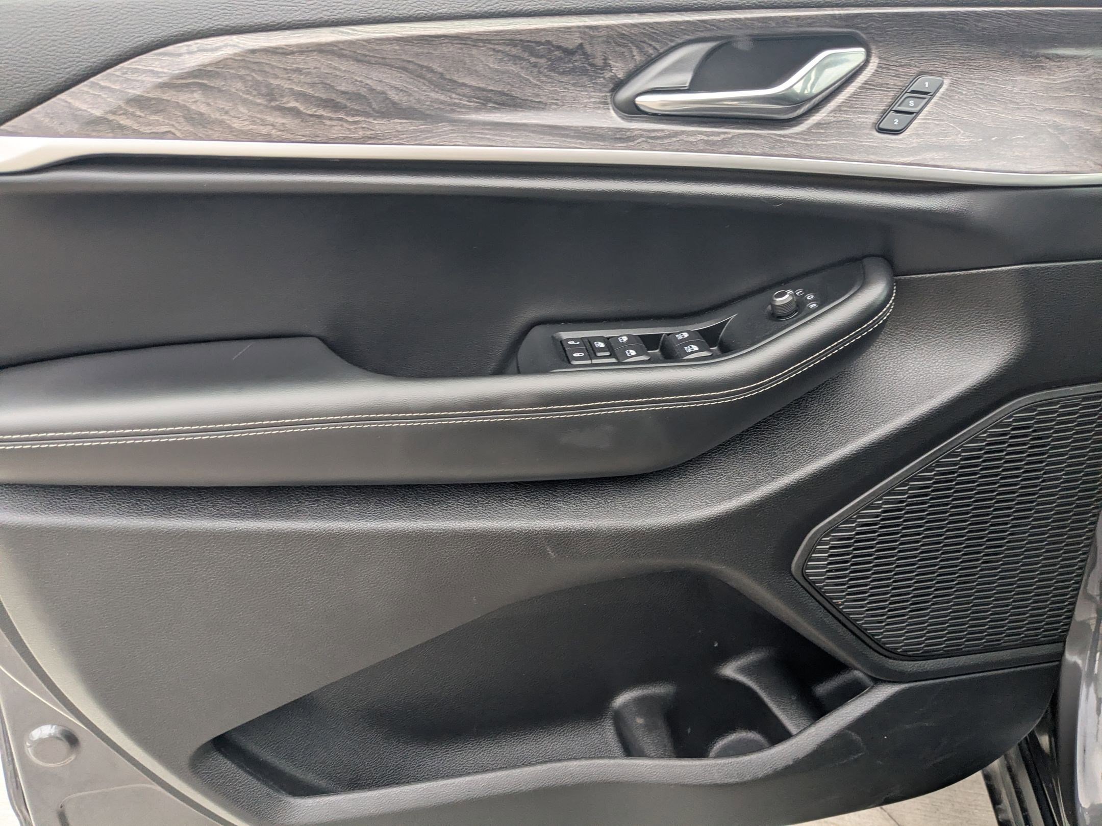 Used 2024 Jeep Grand Cherokee L Limited w/ Luxury Tech Group II image 14