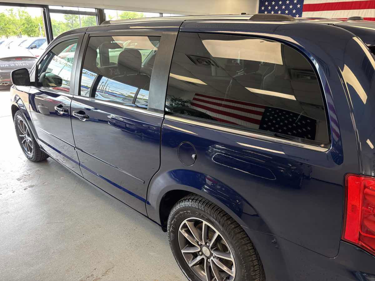 Used 2017 Dodge Grand Caravan SXT image 12