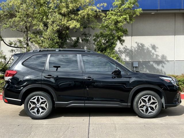 Used 2022 Subaru Forester Premium image 3