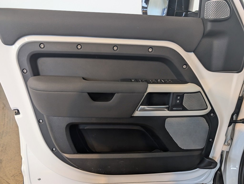 Used 2023 Land Rover Defender 130 X-Dynamic SE image 11