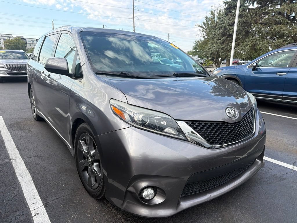 Used 2015 Toyota Sienna SE FWD image 4