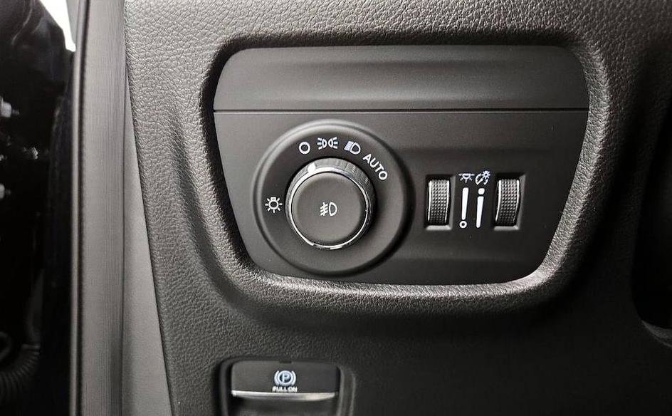 Used 2023 Jeep Grand Cherokee Limited AWD/4WD image 9