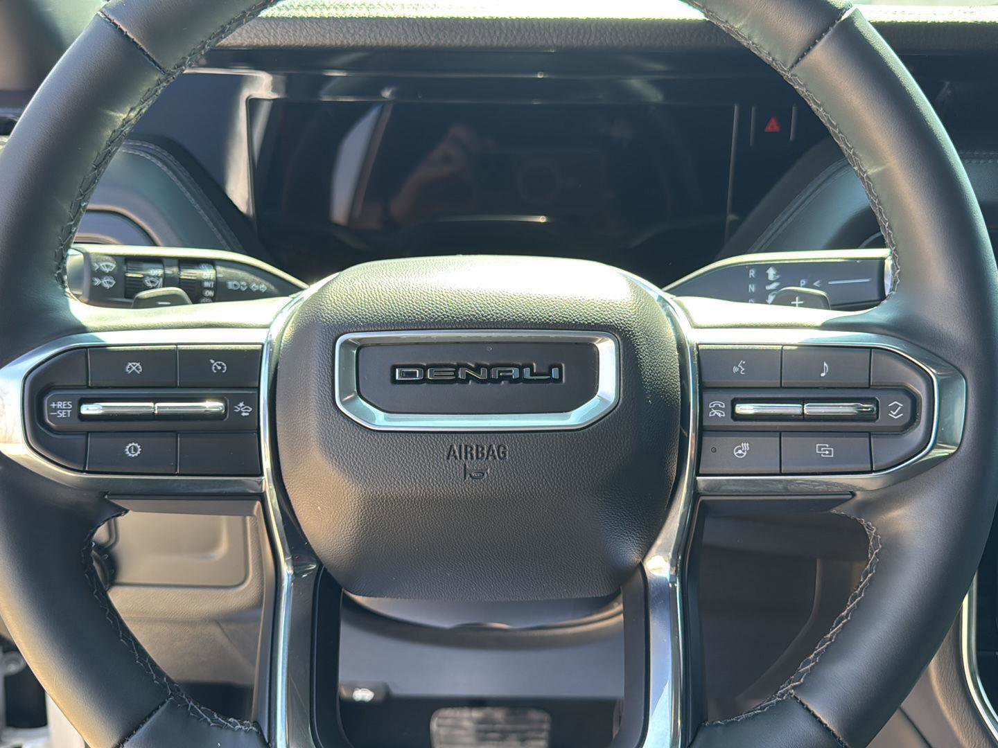 Used 2025 GMC Yukon Denali w/ Sun & Power Step Package image 11