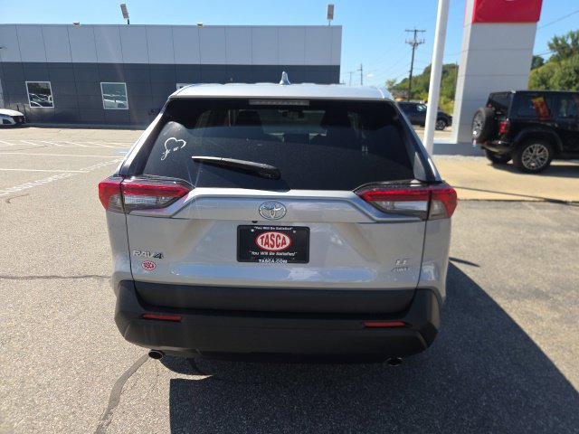 Used 2022 Toyota RAV4 LE AWD/4WD image 6