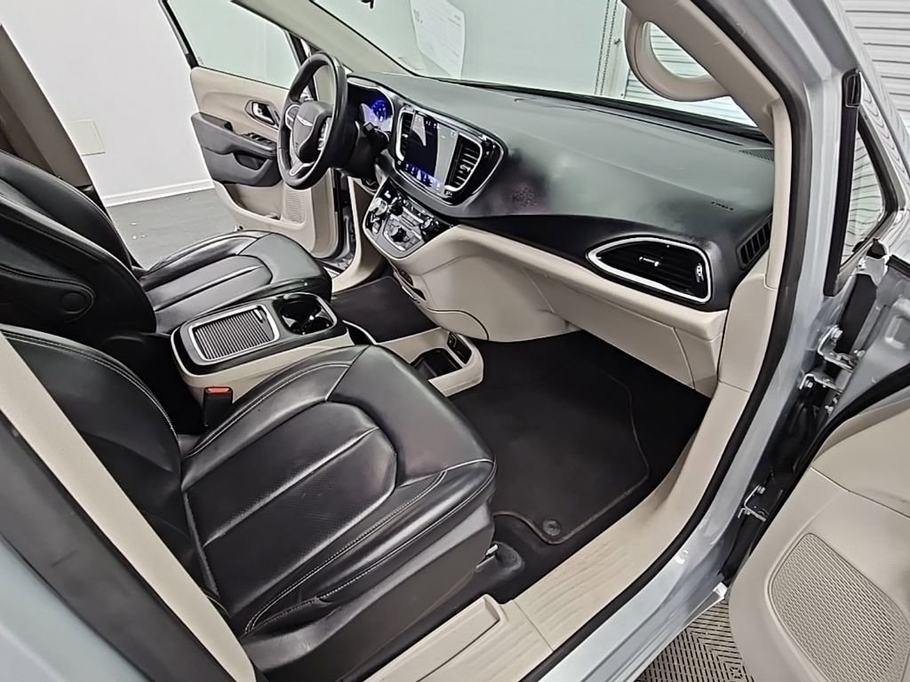 Used 2023 Chrysler Pacifica Touring-L image 32