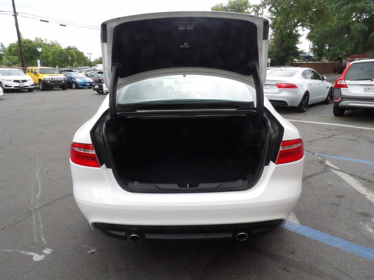 Used 2018 Jaguar XE RWD image 11