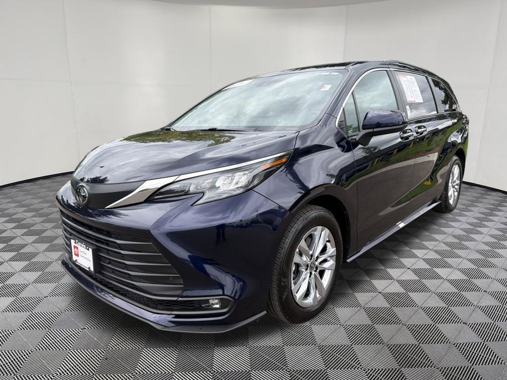 Used 2026 Toyota Sienna XLE AWD/4WD image 3