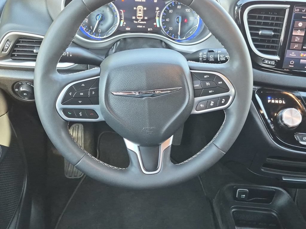Used 2025 Chrysler Pacifica Select FWD image 18