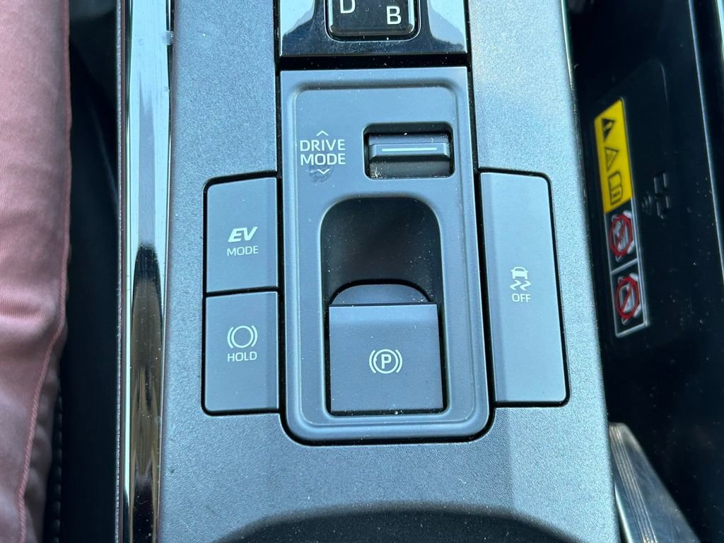 Used 2025 Toyota Prius XLE FWD image 26
