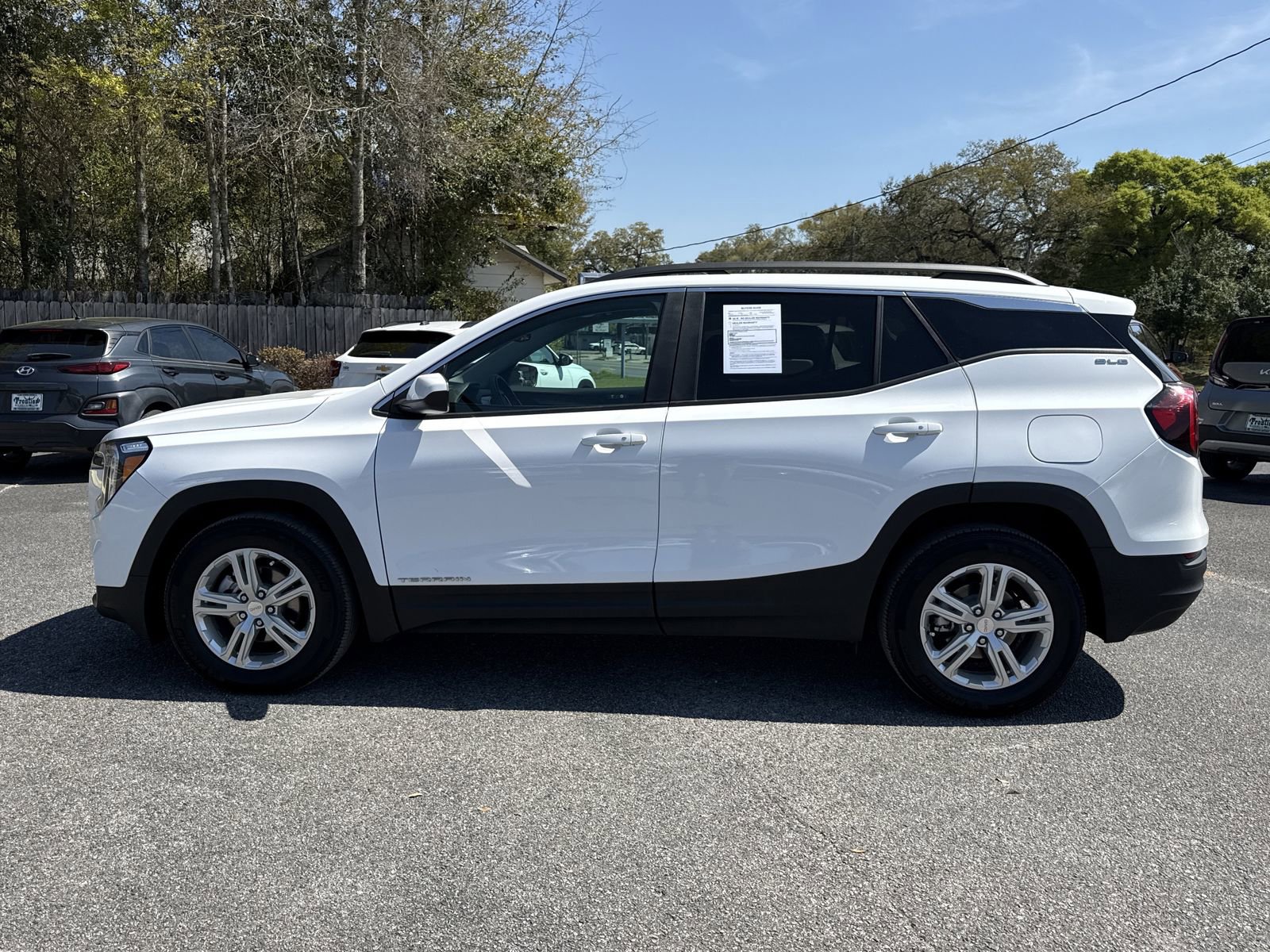 Used 2024 GMC Terrain SLE w/ Driver Convenience Package FWD image 2