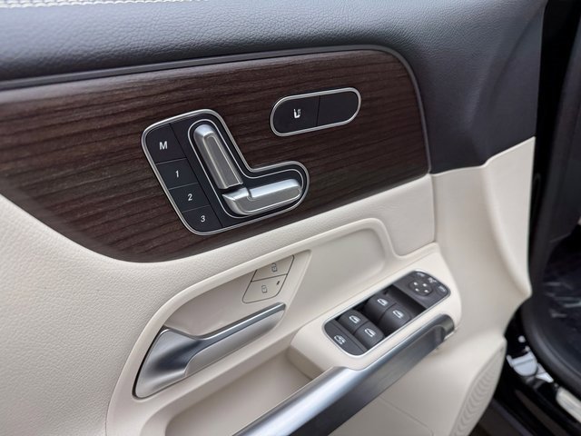 Used 2025 Mercedes-Benz GLB 250 4MATIC image 11