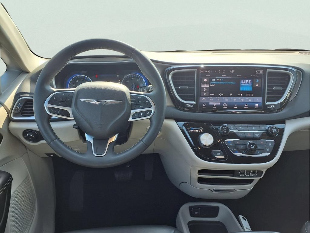 Used 2024 Chrysler Pacifica Touring-L FWD image 4