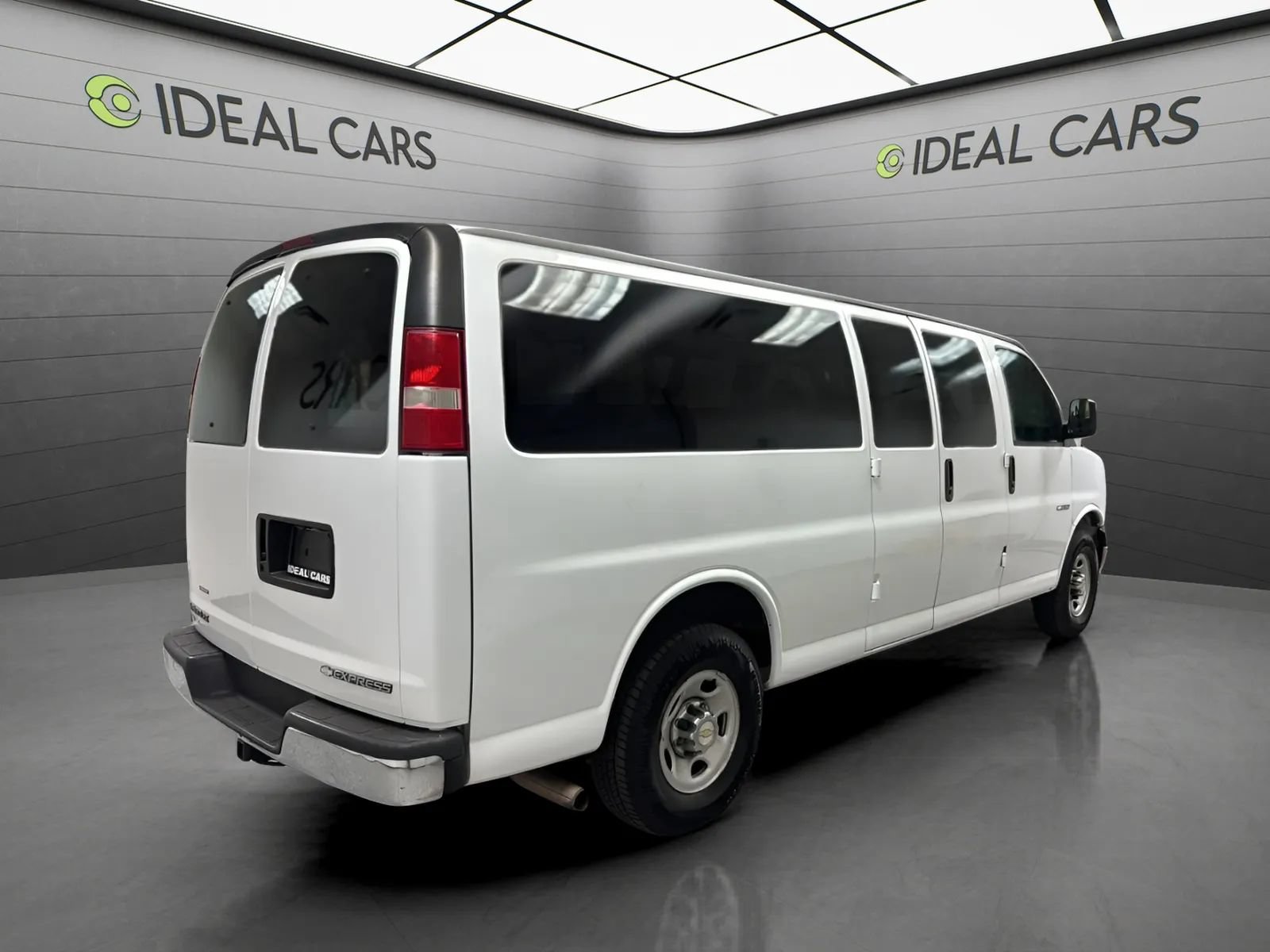 Used 2004 Chevrolet Express 3500 Extended Passenger w/ LS Preferred Equipment Group RWD image 5