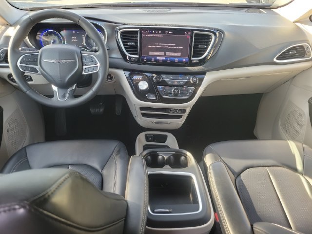 Used 2024 Chrysler Pacifica Touring-L FWD image 11