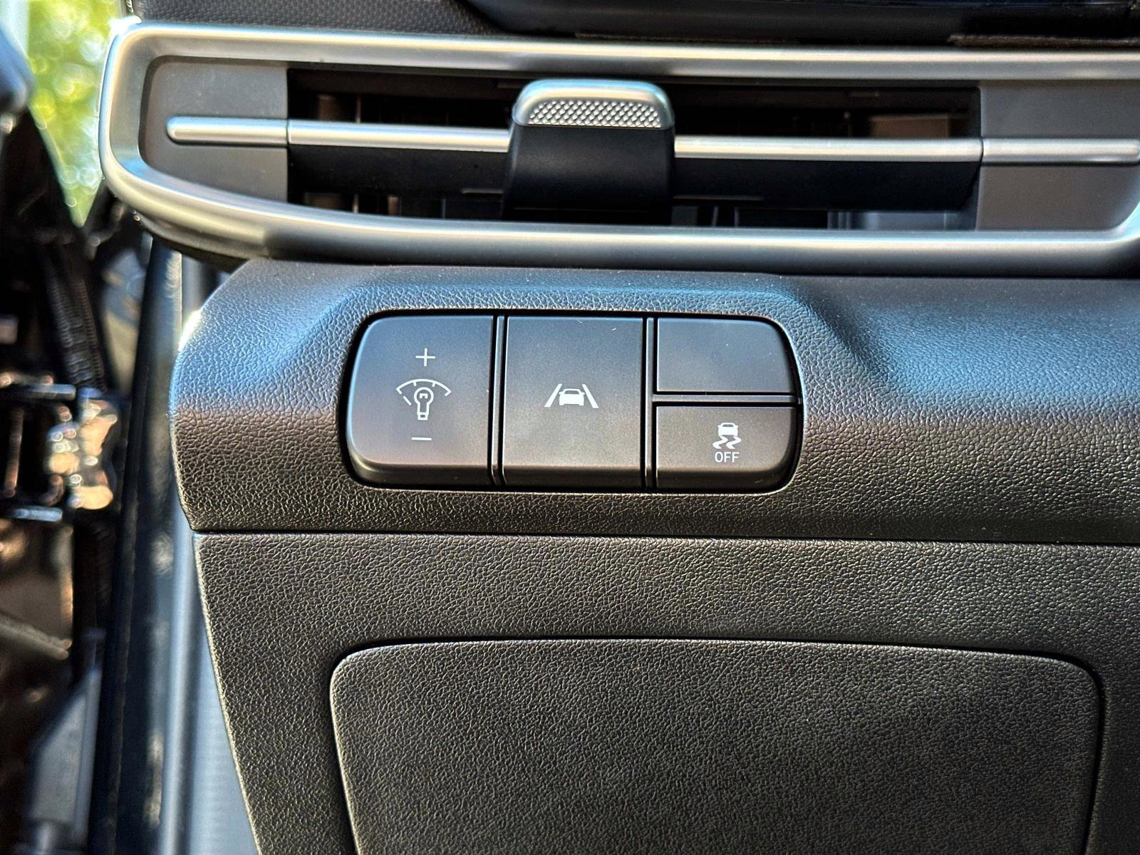 Used 2023 Hyundai Elantra Limited w/ Preferred Accessory Package image 27