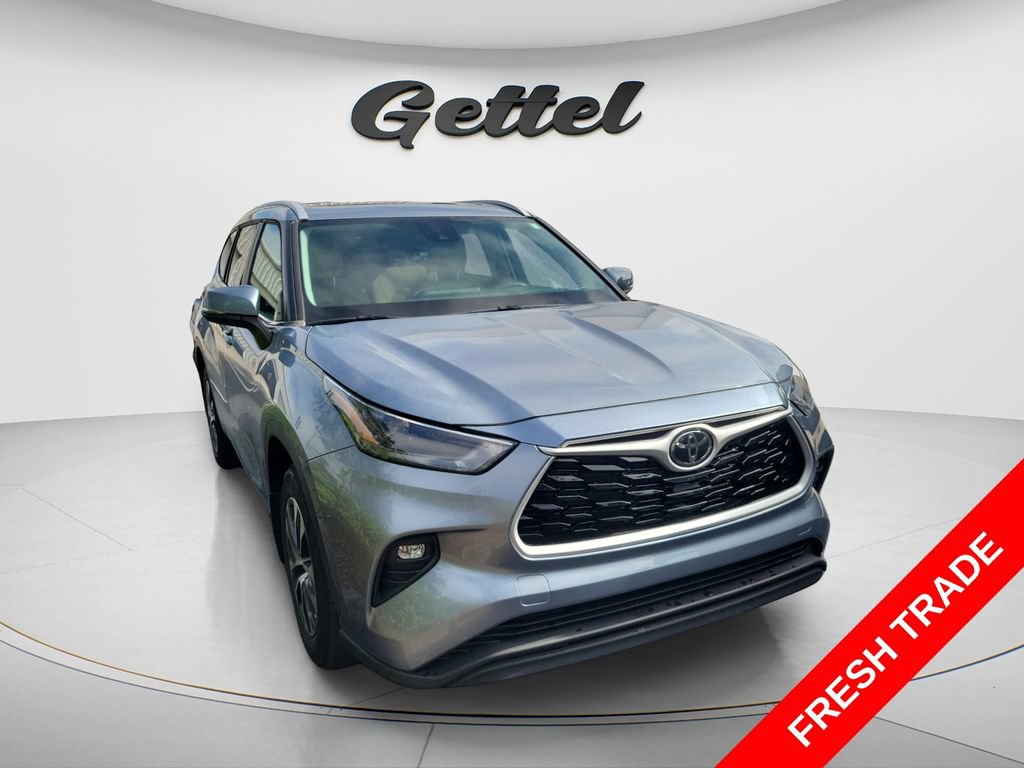 Used 2023 Toyota Highlander XLE FWD image 2
