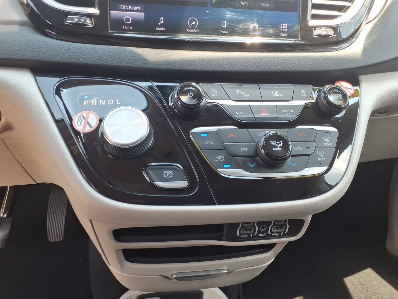 Used 2023 Chrysler Pacifica Touring-L FWD image 19