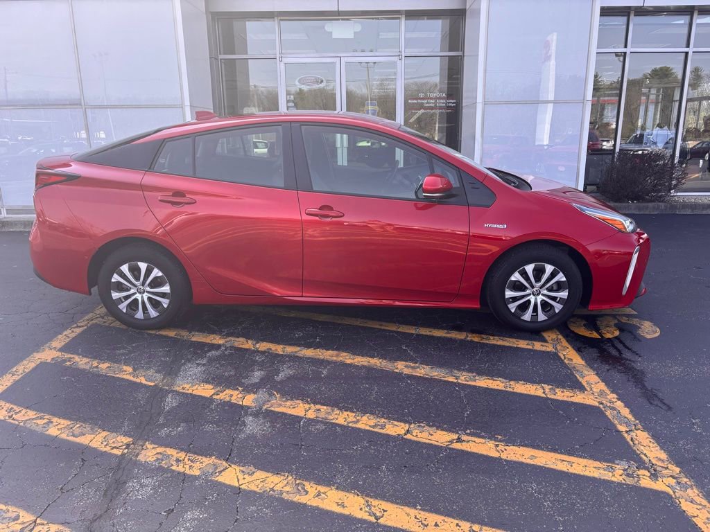 Used 2022 Toyota Prius XLE image 2