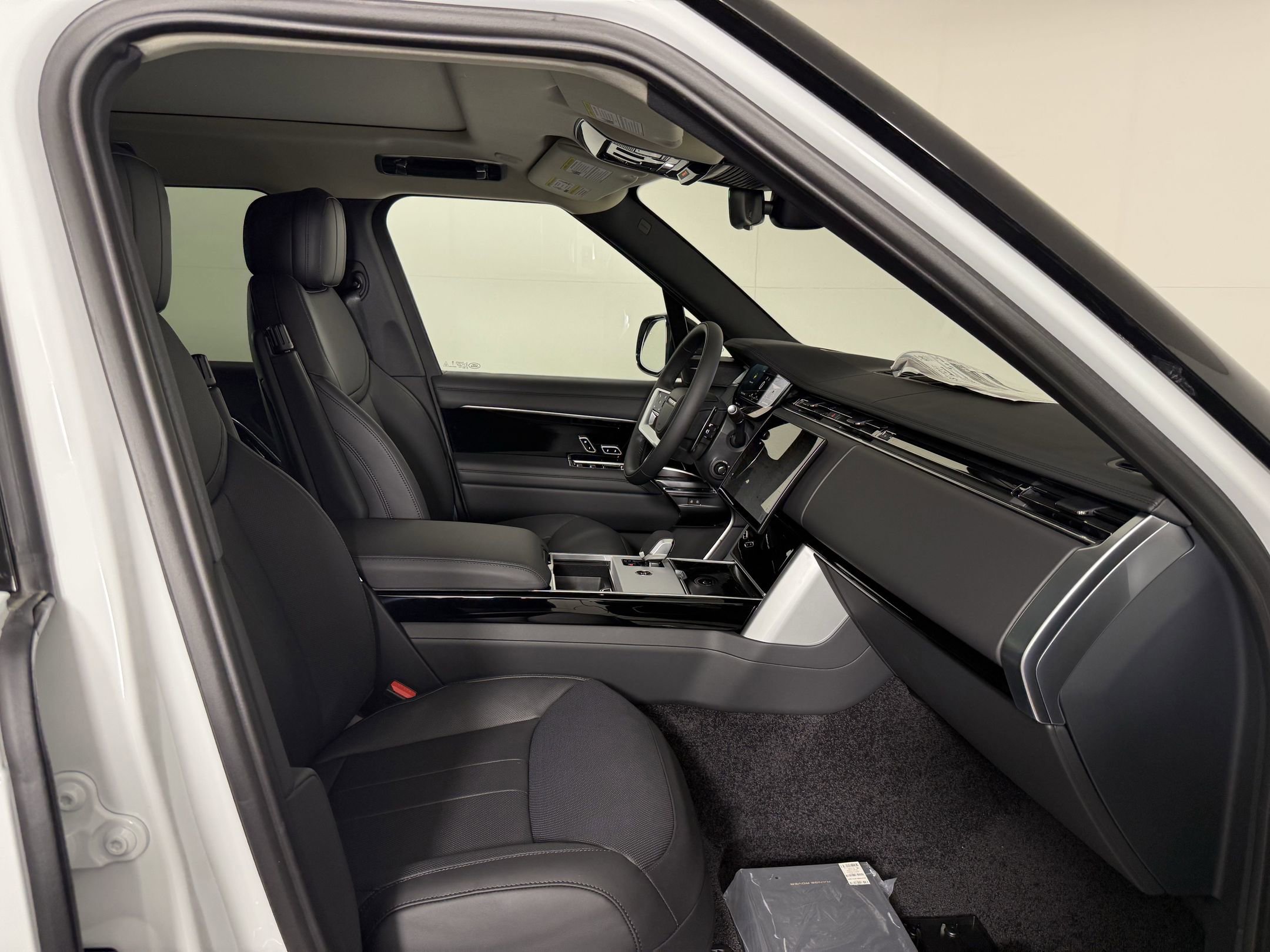 New 2025 Land Rover Range Rover SE image 18