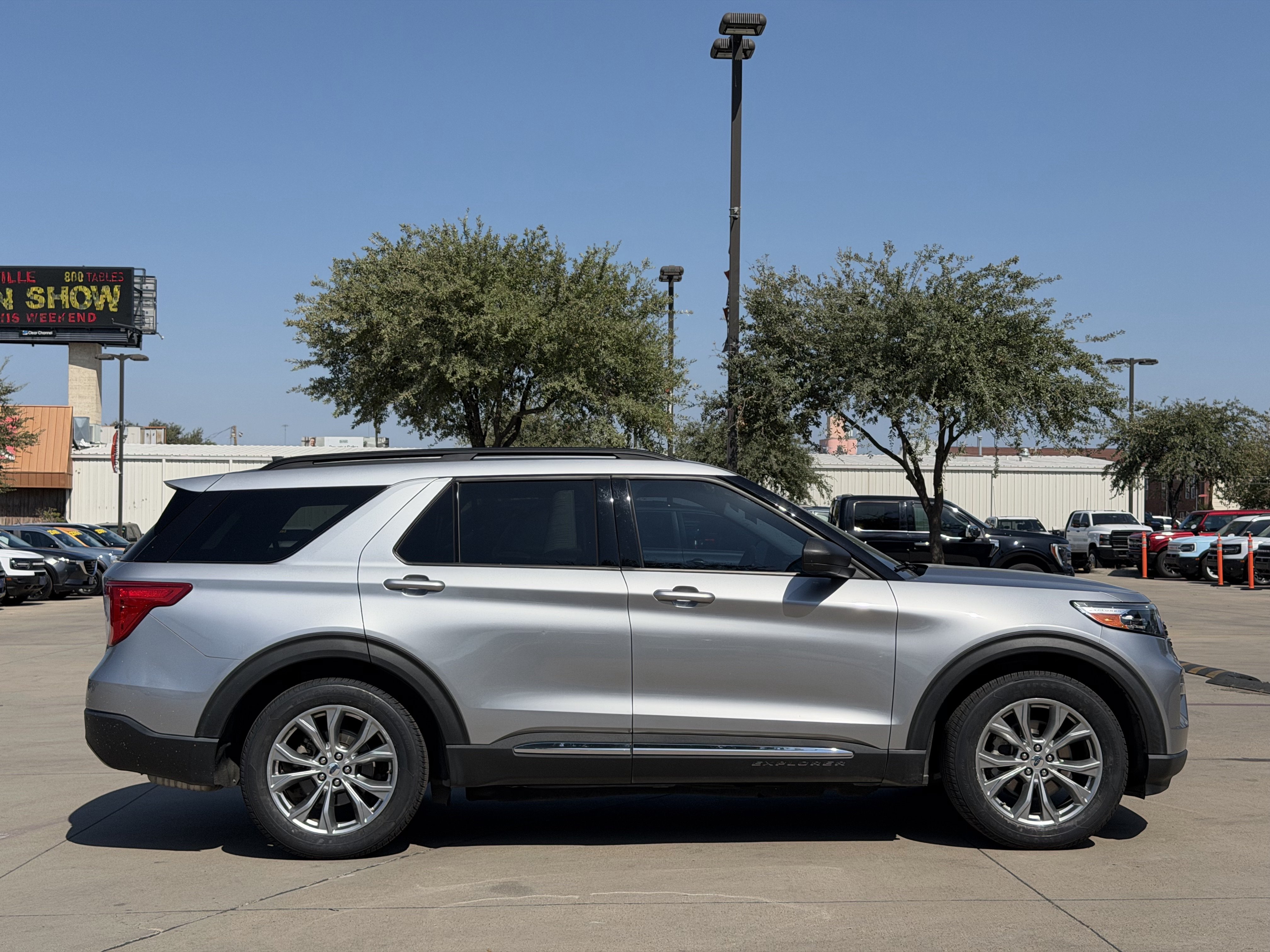 Used 2021 Ford Explorer XLT w/ Equipment Group 202A RWD image 3